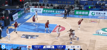 平地起驚雷！閆鵬飛接球順下 力壓周琦單臂暴扣